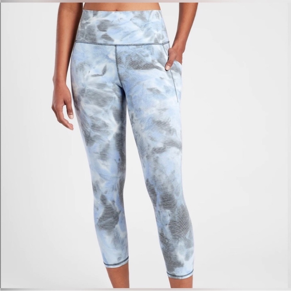 Athleta Salutation Stash Pocket II Capri Merri Perri Blue Cloud Dye Leggings S